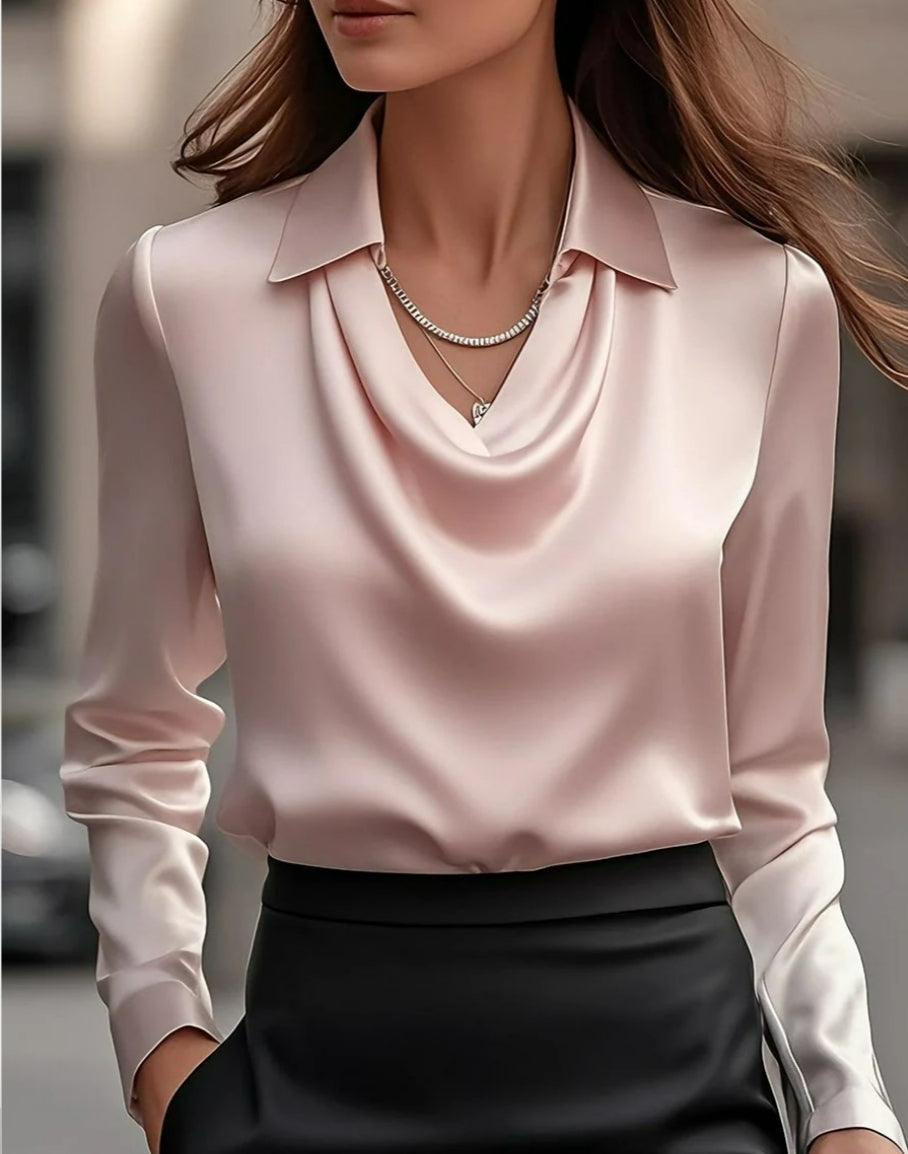 Elegantna satenska bluza s drapiranim ovratnikom